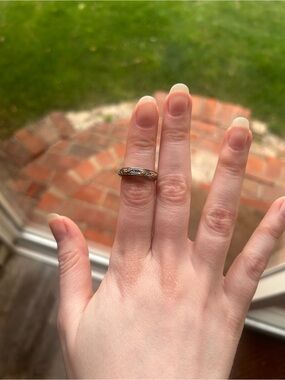 Elegant Two-Tone Floral Band Spinner Ring - Gold and Silver